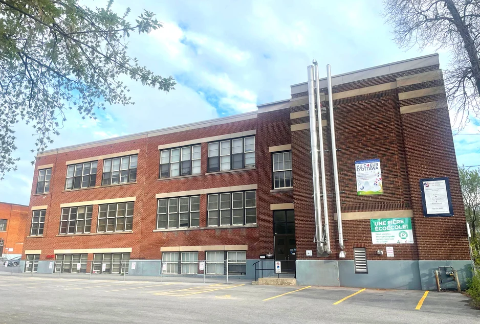 La façade de brique de l'École élémentaire catholique Au Cœur d'Ottawa, rue Main.